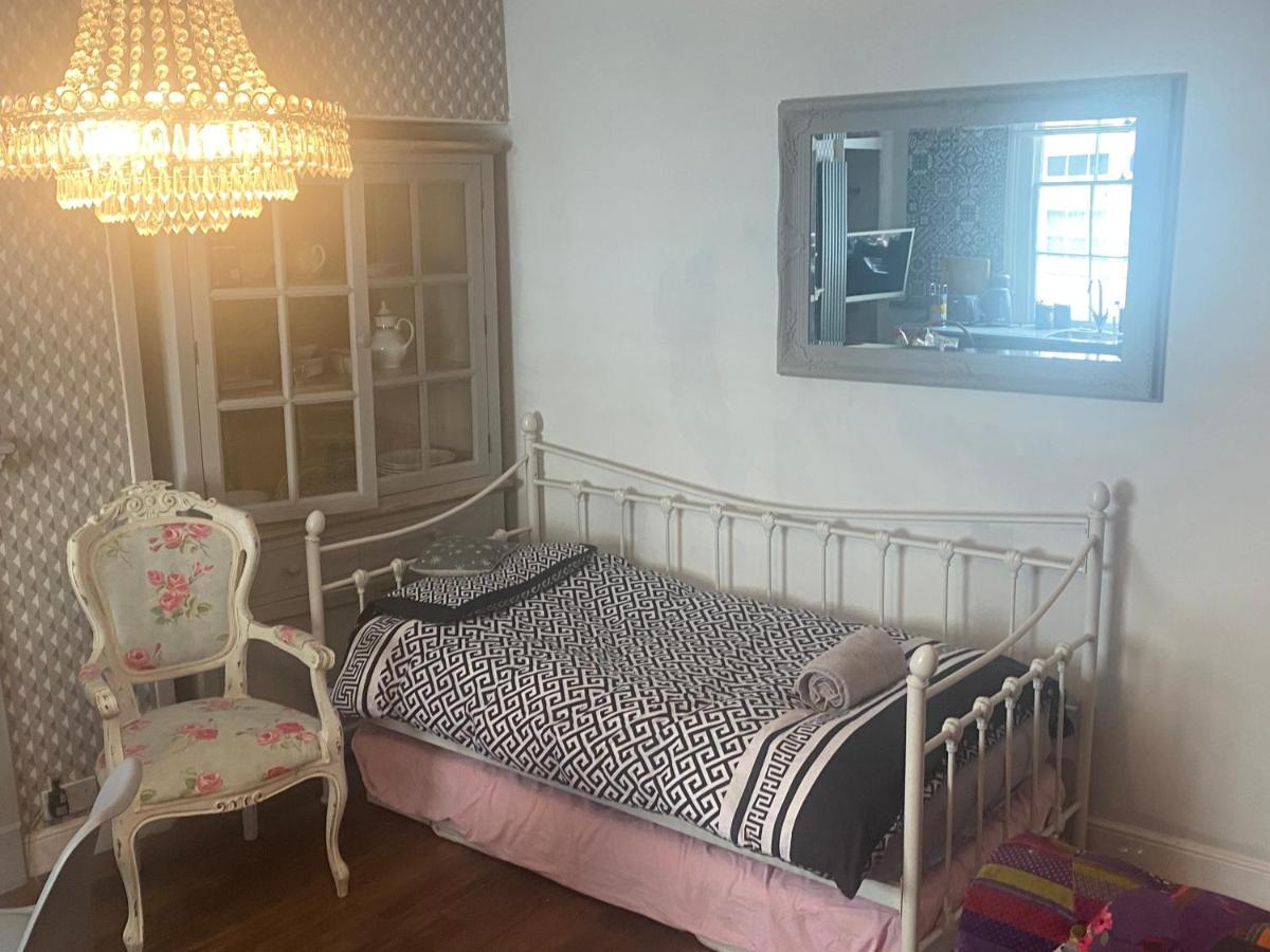 Georgian City Apartment At Thomas Street Double Bedroom And Two Single Trundle Beds Bath Buitenkant foto